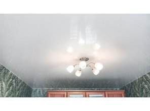 Монтаж потолка в спальне 13 м2 с использованием пленки VIPCEILING серии MONLANGE L9001 (3.25)