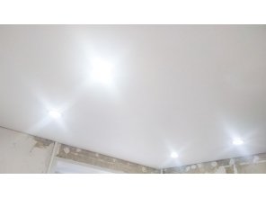 Монтаж потолка на кухне 6 м2 с использованием пленки VIPCEILING серии MONLANGE M9001 (2.60)