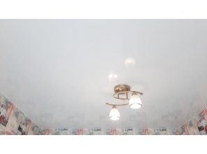 Монтаж потолка на кухне 7 м2 с использованием пленки VIPCEILING серии MONLANGE L9001 (2.60)