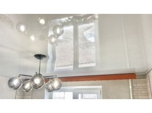 Монтаж потолка на кухне 9 м2 с использованием пленки VIPCEILING серии MONLANGE L9002 (3.50)