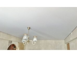 Монтаж потолка в гостиной 17 м2 с использованием пленки VIPCEILING серии MONLANGE M9001 (3.25)