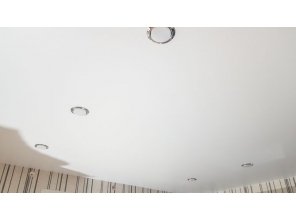 Монтаж потолка на кухне 10 м2 с использованием пленки VIPCEILING серии MONLANGE M9001 (3.50)