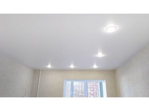 Монтаж потолка в спальне 12 м2 с использованием пленки VIPCEILING серии MONLANGE M9001 (3.25)