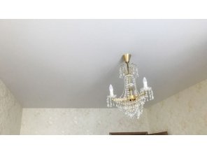 Монтаж потолка в спальне 14 м2 с использованием пленки VIPCEILING серии MONLANGE M9001 (3.25)