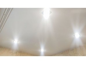 Монтаж потолка в спальне 5 м2 с использованием пленки VIPCEILING серии MONLANGE M9001 (2.15)