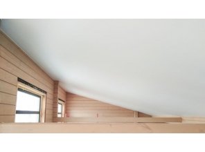 Монтаж потолка в деревянном доме 50 м2 с использованием пленки VIPCEILING серии MONLANGE M9001 (5.45)