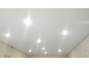 Монтаж потолка в гостиной 18 м2 с использованием пленки VIPCEILING серии MONLANGE M9001 (3.25)