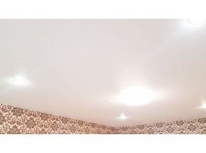 Монтаж потолка в гостиной 23 м2 с использованием пленки VIPCEILING серии MONLANGE F9007 (3.50)