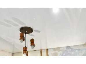 Монтаж потолка на кухне 9 м2 с использованием пленки VIPCEILING серии MONLANGE L9001 (3.25)