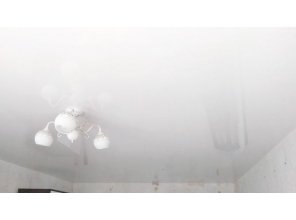 Монтаж потолка в гостиной 17 м2 с использованием пленки VIPCEILING серии MONLANGE L9001 (3.25)