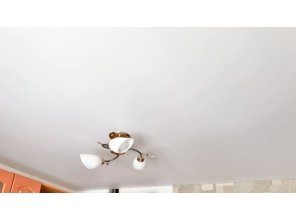 Монтаж потолка на кухне 8 м2 с использованием пленки VIPCEILING серии MONLANGE M9001 (2.60)