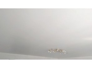 Монтаж потолка в квартире 33 м2 с использованием пленки VIPCEILING серии MONLANGE M9001 (5.45)