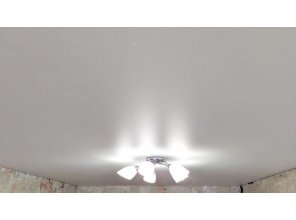 Монтаж потолка в спальне 12 м2 с использованием пленки VIPCEILING серии MONLANGE M9001 (3.25)