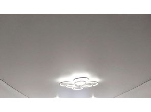 Монтаж потолка в гостиной 19 м2 с использованием пленки VIPCEILING серии MONLANGE M9001 (3.25)