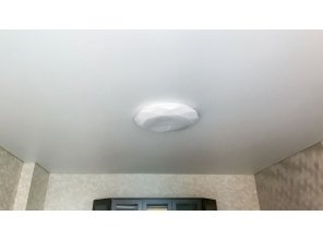 Монтаж потолка в гостиной 15 м2 с использованием пленки VIPCEILING серии MONLANGE M9001 (3.50)