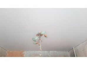 Монтаж потолка в спальне 12 м2 с использованием пленки VIPCEILING серии MONLANGE M9001 (3.25)