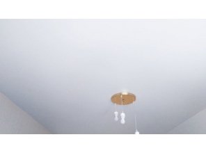 Монтаж потолка в деревянном доме 15 м2 с использованием пленки VIPCEILING серии MONLANGE M9001 (2.15)