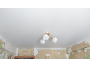 Монтаж потолка в спальне 10 м2 с использованием пленки VIPCEILING серии MONLANGE M9001 (2.60)