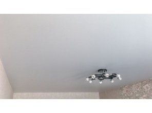 Монтаж потолка в гостиной 17 м2 с использованием пленки VIPCEILING серии MONLANGE M9001 (3.25)