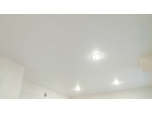 Монтаж потолка на кухне 7 м2 с использованием пленки VIPCEILING серии MONLANGE M9001 (2.15)