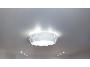 Монтаж потолка в гостиной 20 м2 с использованием пленки VIPCEILING серии MONLANGE S9020 (3.50)