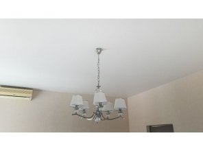 Монтаж потолка в гостиной 20 м2 с использованием пленки VIPCEILING серии MONLANGE M9001 (4.00)