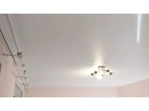Монтаж потолка в гостиной 20 м2 с использованием пленки VIPCEILING серии MONLANGE M9001 (3.50)