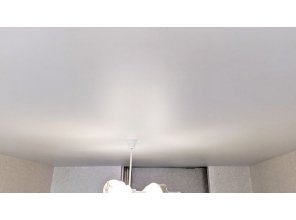 Монтаж потолка в гостиной 15 м2 с использованием пленки VIPCEILING серии MONLANGE M9001 (3.25)