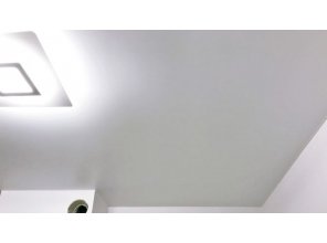 Монтаж потолка на кухне 8 м2 с использованием пленки VIPCEILING серии MONLANGE S9020 (3.25)