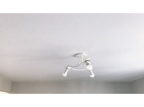 Монтаж потолка в гостиной 14 м2 с использованием пленки VIPCEILING серии MONLANGE M9001 (3.50)