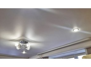 Монтаж потолка в гостиной 14 м2 с использованием пленки VIPCEILING серии MONLANGE M9001 (3.25)