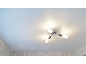 Монтаж потолка на кухне 5 м2 с использованием пленки VIPCEILING серии MONLANGE M9001 (2.15)