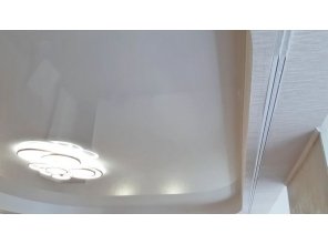 Монтаж потолка в гостиной 17 м2 с использованием пленки VIPCEILING серии MONLANGE L9001 (3.50)