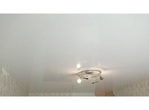 Монтаж потолка в спальне 10 м2 с использованием пленки VIPCEILING серии MONLANGE L9001 (2.60)