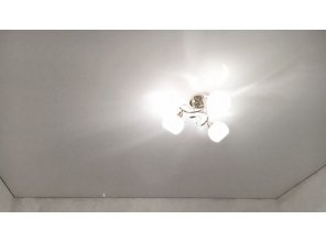 Монтаж потолка в спальне 11 м2 с использованием пленки VIPCEILING серии MONLANGE M9001 (3.25)