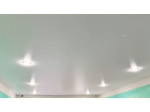 Монтаж потолка в гостиной 18 м2 с использованием пленки VIPCEILING серии MONLANGE S9020 (3.25)