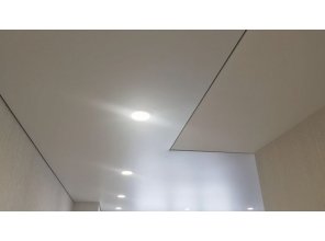 Монтаж потолка в спальне 14 м2 с использованием пленки VIPCEILING серии MONLANGE S9020 (3.50)