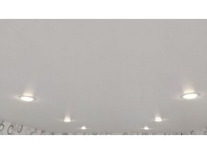 Монтаж потолка в гостиной 18 м2 с использованием пленки VIPCEILING серии MONLANGE M9001 (3.25)