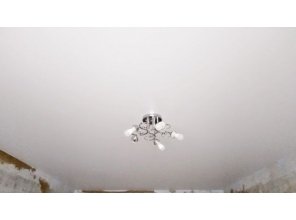 Монтаж потолка в гостиной 17 м2 с использованием пленки VIPCEILING серии MONLANGE M9001 (3.25)