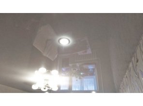 Монтаж потолка в гостиной 19 м2 с использованием пленки VIPCEILING серии MONLANGE L9001 (3.50)