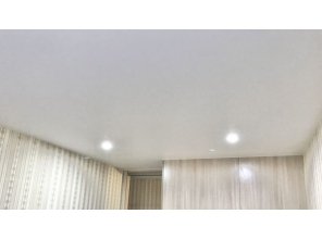 Монтаж потолка в спальне 10 м2 с использованием пленки VIPCEILING серии MONLANGE M9001 (2.60)