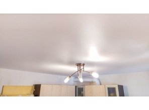 Монтаж потолка на кухне 9 м2 с использованием пленки VIPCEILING серии MONLANGE M9001 (3.25)