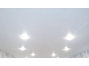 Монтаж потолка в гостиной 17 м2 с использованием пленки VIPCEILING серии MONLANGE M9001 (3.25)