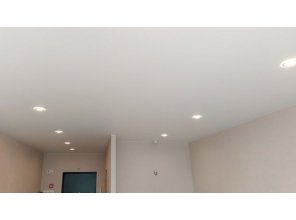 Монтаж потолка в квартире 25 м2 с использованием пленки VIPCEILING серии MONLANGE M9001 (3.50)