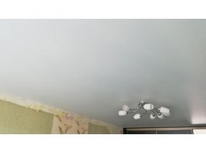 Монтаж потолка в гостиной 17 м2 с использованием пленки VIPCEILING серии MONLANGE M9001 (3.25)