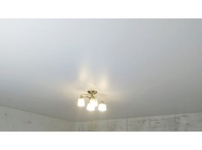 Монтаж потолка в гостиной 19 м2 с использованием пленки VIPCEILING серии MONLANGE S9020 (4.35)