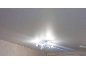 Монтаж потолка в гостиной 17 м2 с использованием пленки VIPCEILING серии MONLANGE M9001 (3.25)