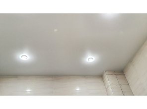 Монтаж потолка в ванной 10 м2 с использованием пленки VIPCEILING серии MONLANGE M9001 (3.25)