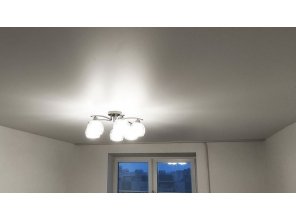 Монтаж потолка в гостиной 20 м2 с использованием пленки VIPCEILING серии MONLANGE M9001 (3.80)