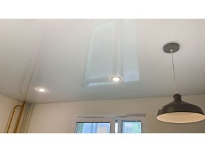 Монтаж потолка на кухне 8 м2 с использованием пленки VIPCEILING серии MONLANGE L9001 (3.25)